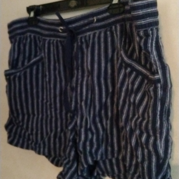 Size XL 55% linen navy striped shorts. By the Gap.So lightweight and comfy. - Picture 3 of 12